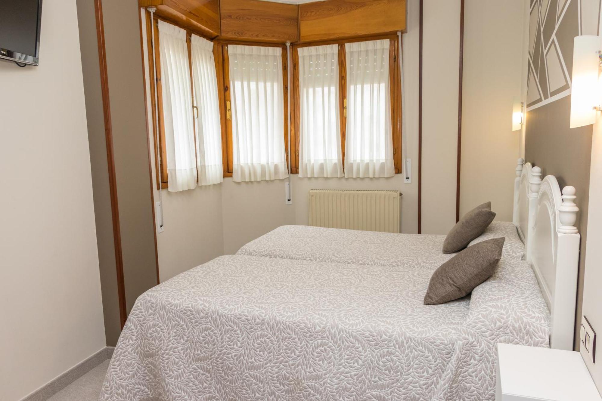 Hotel Plaza Onís Eksteriør billede